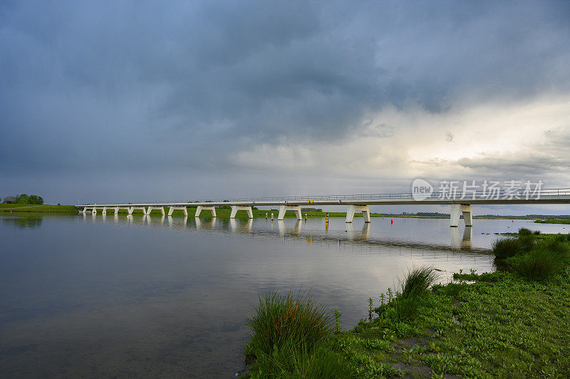 雷雨云接近IJsseldelta Kampen附近的reevdiep水道